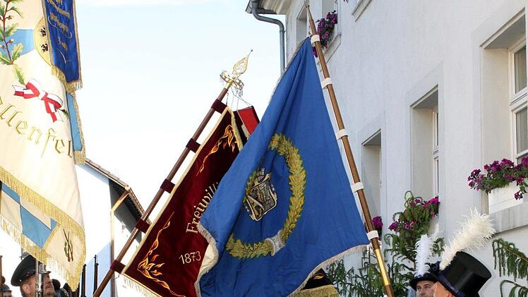 Die Schwedenfahne wurde durch den jüngsten Stadtrat Matthias Zeiler aus dem Rathaus geholt und mit den anderen Fahnen gekreuzt. Foto: Michael Wunder