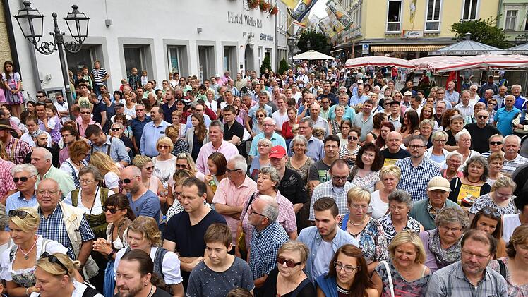 Hunderte verfolgten das Spektakel vor dem Rathaus.