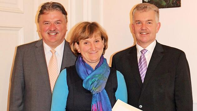 Eine Absolventin des ersten Seminars zur Unternehmensentwicklung Hauswirtschaftliche Dienstleistungen kam aus Kulmbach: Freudig nahm Regine Leuschner von Amtschef Hubert Bittlmayer (rechts) und Landrat Klaus Peter S&ouml;llner das Zertifikat entgegen. Foto: Sonny Adam