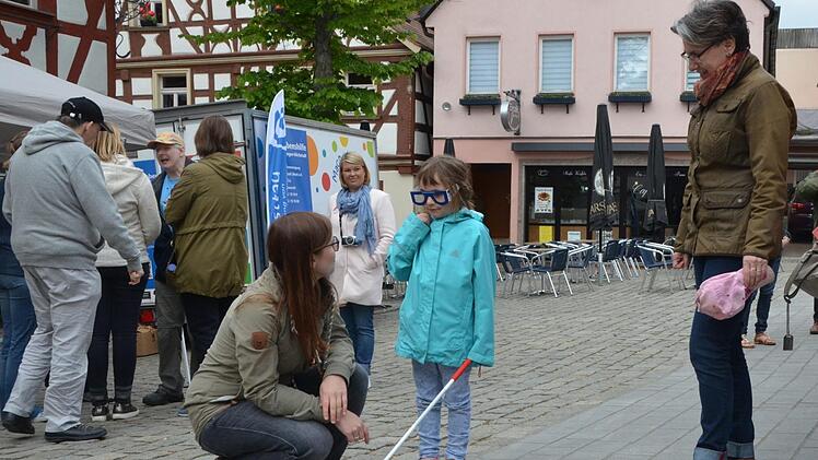Die Kinder durften erleben, wie Menschen mit Behinderung sich fühlen. Beispielsweise wurde das Verhalten mit einer Sehbehinderung  "geübt". Fotos: Bernhard Panzer