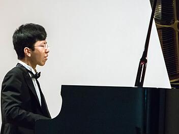 Der junge Klaviervirtuose Ziyu Liu gastierte mit einem virtuosen Programm bei der Gesellschaft der Musikfreunde Coburg.Foto: Jochen Berger