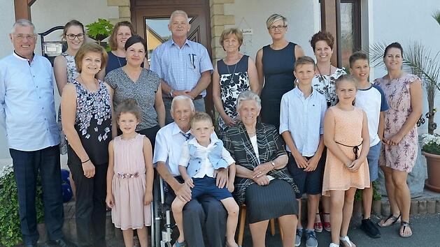 Edmund Scherbel (vorne sitzend) mit Ehefrau Betty, den Familienangeh&ouml;rigen und Zweiter B&uuml;rgermeisterin Angela Hofmann (stehend Dritte vorne links)  Foto: K.- H. Hofmann