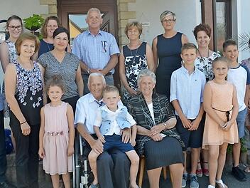 Edmund Scherbel (vorne sitzend) mit Ehefrau Betty, den Familienangehörigen und Zweiter Bürgermeisterin Angela Hofmann (stehend Dritte vorne links)  Foto: K.- H. Hofmann
