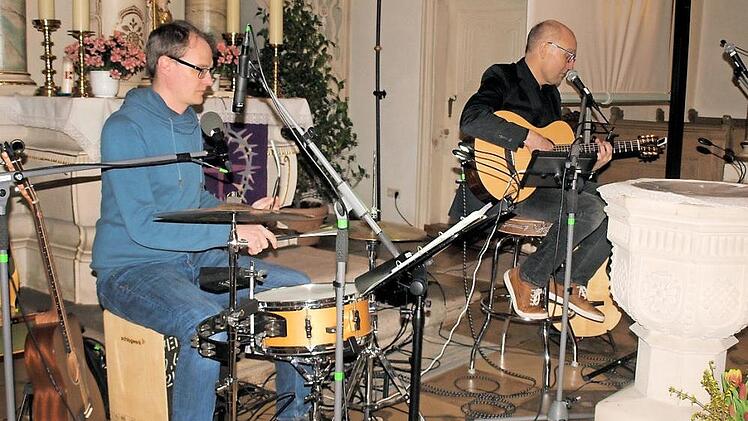 Jörg Streng (rechts) begeisterte zusammen mit Andreas Greim mit seinen Liedern "Durst nach Leben" in der Michaelskirche in Unterrodach. Foto: Susanne Deuerling