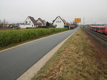Links neben der Straße entsteht das allgemeine Wohngebiet "Unterer Grasiger Weg". Erschlossen werden kann das Baugebiet nicht über die schmale Straße am Bahndamm, sondern nur über die Rosenstraße und die Auwaldsiedlung. Foto: Matthias Einwag
