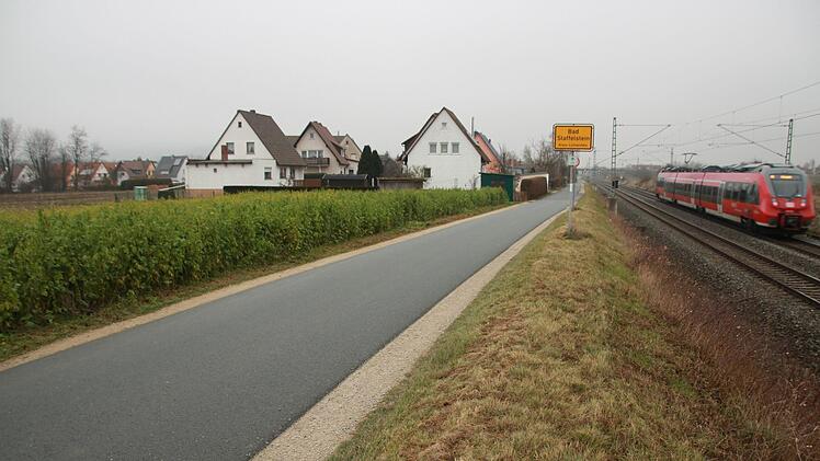 Links neben der Straße entsteht das allgemeine Wohngebiet "Unterer Grasiger Weg". Erschlossen werden kann das Baugebiet nicht über die schmale Straße am Bahndamm, sondern nur über die Rosenstraße und die Auwaldsiedlung. Foto: Matthias Einwag