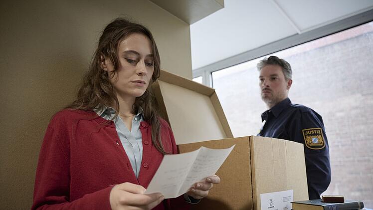 Lisa Kranz (Mercedes M&uuml;ller) sichtet die Hinterlassenschaft ihres toten Bruders im Gef&auml;ngnis. Der Tote war sehr beliebt bei Mitgefangenen und auch bei den Vollzugsbeamten. Einer von ihnen wird von Co-Regisseur Danny Rosness gespielt.