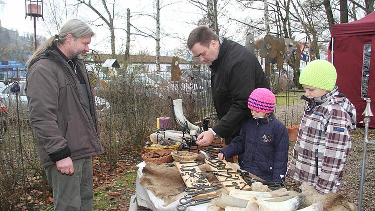 Weihnachtsbummel nach Männerart: Rainer und Simon Ernst mit Schwester Andrea wurden am Stand von Wolfgang Meier fündig - und waren fasziniert von selbstgeschmiedeten Dingen und von den Hörnern.