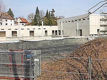 Nicht einer da: Die Baustelle des neuen Hallenbades in Ebern. Momentaufnahme vom gestrigen Dienstagnachmittag Foto: Ralf Kestel