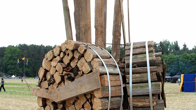 Die Holzskulptur geht später in Flammen auf  Foto: Johanna Blum