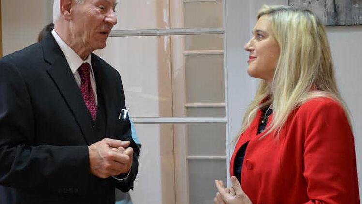 Staatsministerin Melanie Huml im Gespräch mit Prof. Dr. Wolfgang Spindler
