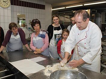 Erwin Wirth zeigt, worauf es beim Backen wirklich ankommt. Fotos: Carmen Schwind