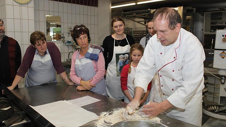 Erwin Wirth zeigt, worauf es beim Backen wirklich ankommt. Fotos: Carmen Schwind