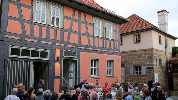 Wie angewandte Denkmalpflege im Team gelingen und individuell genutzt werden kann, zeigte Dr. Martin Brandl (Bildmitte hinten) am Dienstag auf Einladung des CHW bei einem Rundgang durch Seßlach. Auch dieser von Ingo Rickhaus (links hinten) in der Pfarrgasse 106 erworbene Leerstand lieferte dazu ein gutes Beispiel. Das Wohnhaus aus dem 18. Jahrhundert ließ der Besitzer in einen Gästehaus für den Pörtnerhof umbauen. "Hier können Sie unter Seßlacher Stuck schlafen", sagte Dr. Brandl. Foto: Betti...