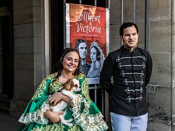 Ganz nach historischem Vorfeld: Marie-Sophie Weidinger und Valentin Fruntke als Albert und Victoria im Musical von Ulrike Barz- Murauer und der Coburger Produktion unter Leitung von Siegfried E. Pecher.  Fotos: Jochen Berger