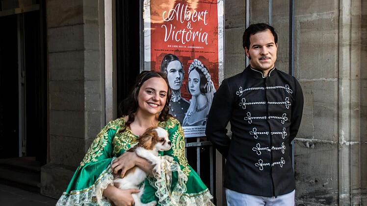 Ganz nach historischem Vorfeld: Marie-Sophie Weidinger und Valentin Fruntke als Albert und Victoria im Musical von Ulrike Barz- Murauer und der Coburger Produktion unter Leitung von Siegfried E. Pecher.  Fotos: Jochen Berger