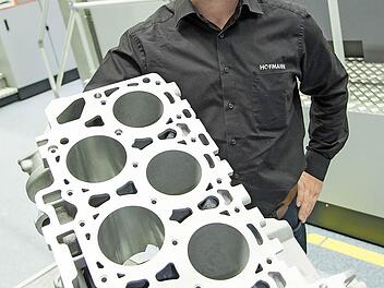 Projektleiter Michael Dinkel zeigt den Zylinderblock, mit dem man viele neue Erkenntnisse sammeln konnte.