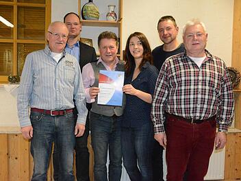 Auszeichnungen vom Nordbayerischen Musikbund für aktives Musizieren: Auf dem Foto sind (von links) Alfons Müller, Mario Hugo vom Nordbayerischen Musikbund, Dirigent Taddäus Folwarczny, Sarah Sitzmann, Vorsitzender Peter Scherpf und Horst Heim.  Foto: Elisabeth Assmann