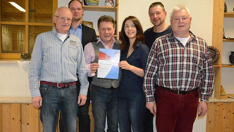 Auszeichnungen vom Nordbayerischen Musikbund für aktives Musizieren: Auf dem Foto sind (von links) Alfons Müller, Mario Hugo vom Nordbayerischen Musikbund, Dirigent Taddäus Folwarczny, Sarah Sitzmann, Vorsitzender Peter Scherpf und Horst Heim.  Foto: Elisabeth Assmann