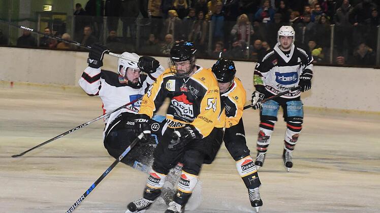 Beobachtet von Viktor Ledin (rechts), k&auml;mpft Marc Hemmerich gegen zwei Germeringer - und mit Gleichgewichtsproblemen. Foto: Hopf