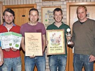 Die geehrten Fußballer Massimo Schiavo (300 Spiele), Thomas Werner (300 Spiele, 100 Tore), Sebastian Ries (600 Spiele), Patrick Wagenhäuser (Fußballer des Jahres 2016) mit den beiden Vorstandsmitgliedern Marcel Werner und Reinhold Heilmann (von links)  Fotos: Ulrike Langer