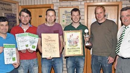 Die geehrten Fußballer Massimo Schiavo (300 Spiele), Thomas Werner (300 Spiele, 100 Tore), Sebastian Ries (600 Spiele), Patrick Wagenhäuser (Fußballer des Jahres 2016) mit den beiden Vorstandsmitgliedern Marcel Werner und Reinhold Heilmann (von links)  Fotos: Ulrike Langer
