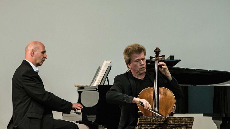 Der Cellist Michal Kanka und der Pianist Jaromir Klepác gastierten in Coburg.Foto: Jochen Berger