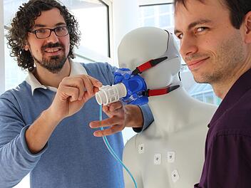 Die Geratherm Entwicklungsleiter Manuel Heinz (links) und Florian Dassel erklären die Atemmaske eines Ergospirometers. Benedikt Borst