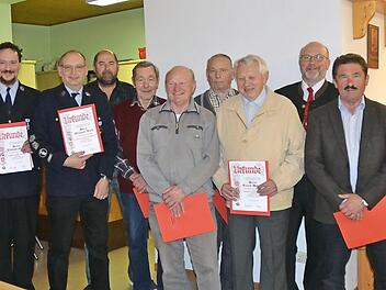 Mit dem staatlichen Ehrenzeichen wurden Michael Wich (3. v. l.) für 40 Jahre Dienstzeit und Thomas Moser (2. v. l.) für 25- jährige Dienstzeit ausgezeichnet. Weitere Mitglieder wurden für langjährige Treue geehrt. Mit im Bild Vorsitzender Christian Höfner (links), Bürgermeister Egon Herrmann (3. von rechts) und Kommandant Thomas Friedrich (rechts). Foto: K.- H. Hofmann