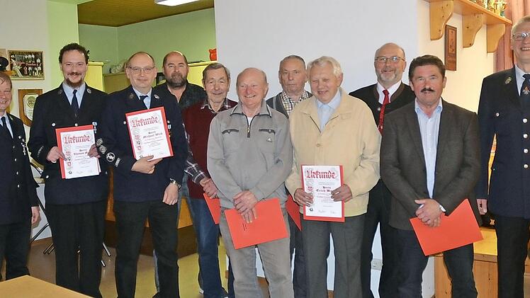 Mit dem staatlichen Ehrenzeichen wurden Michael Wich (3. v. l.) für 40 Jahre Dienstzeit und Thomas Moser (2. v. l.) für 25- jährige Dienstzeit ausgezeichnet. Weitere Mitglieder wurden für langjährige Treue geehrt. Mit im Bild Vorsitzender Christian Höfner (links), Bürgermeister Egon Herrmann (3. von rechts) und Kommandant Thomas Friedrich (rechts). Foto: K.- H. Hofmann