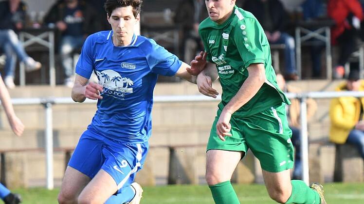 Die DJK Lichtenfels mit Alexander Hurec (links) musste zum Saisonstart mit einem 1:1 zufrieden sein und will nun beim siegreichen Aufsteiger Neukenroth dreifach punkten. Die Stockheimer mit Andr&eacute; Weschta (rechts) verloren gar zu Hause, und haben nun die hohe H&uuml;rde in Kleintettau zu nehmen. Foto: Archiv/Gunther Czepera