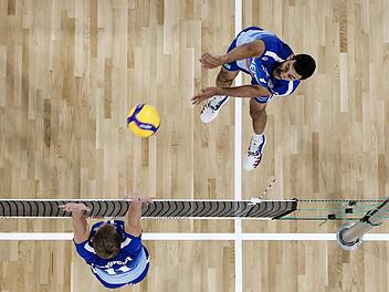 Heitec-Mittelblocker Roosewelt Filho (rechts) hat f&uuml;r das erste Heimspiel in der Volleyball-Bundesliga einen klaren Wunsch  formuliert. Der Brasilianer m&ouml;chte "eine volle Arena sehen".Daniel L&ouml;b