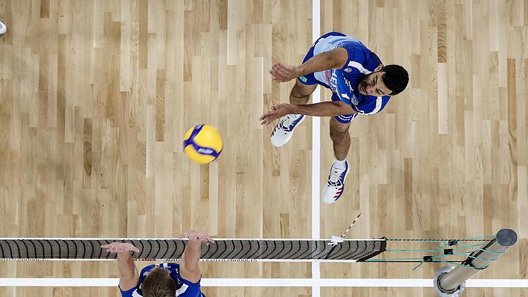 Heitec-Mittelblocker Roosewelt Filho (rechts) hat f&uuml;r das erste Heimspiel in der Volleyball-Bundesliga einen klaren Wunsch  formuliert. Der Brasilianer m&ouml;chte "eine volle Arena sehen".Daniel L&ouml;b