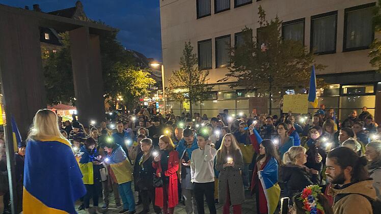 Am Montag (10.10.2022) fand in Nürnberg eine spontane Demonstration statt, nachdem zahlreiche Großstädte in der Ukraine erneut schwer von russischen Raketen getroffen worden sind.