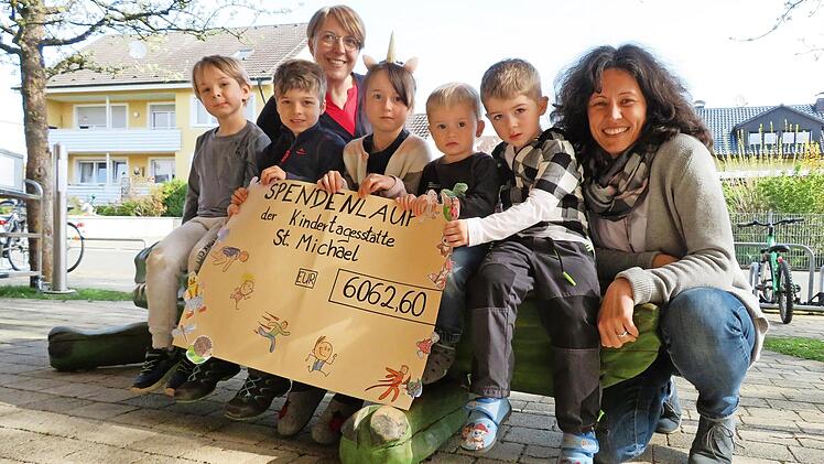 Noah, Matteo, Mia, Lorenz und Julian (v. l.) haben die meisten Meter in ihren Gruppen geschafft. Für das Kinderhospiz freuten sich Bettina Schiener (Hausleitung Mainzwerge) und (r.) Ulli Zenk (Kita-Leitung).