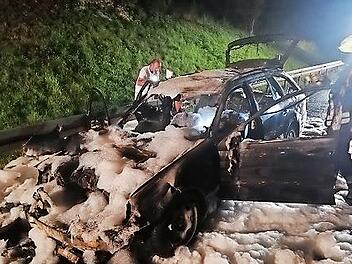 Das Auto brannte komplett aus, für die Feuerwehren bedeutet dies einen Großeinsatz auf der Autobahn.