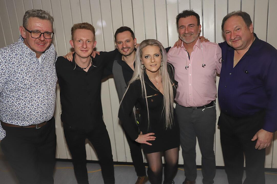 Es wurde in das Jahr 2025 gefeiert.