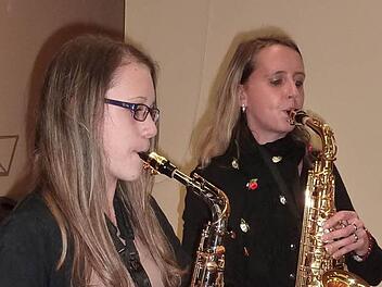 Viel Beifall gab es für Stefanie Fischer-Weiß (links) und Susanne Berberich am Saxofon. Foto: Gerd Fleischmann