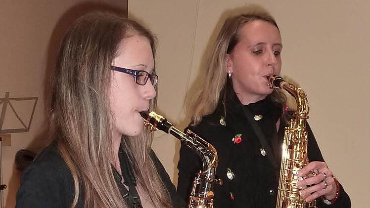 Viel Beifall gab es für Stefanie Fischer-Weiß (links) und Susanne Berberich am Saxofon. Foto: Gerd Fleischmann