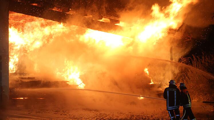 Grossbrand vernichtet Schreinerei samt Anbauten und Fuhrpark - Millionenschaden