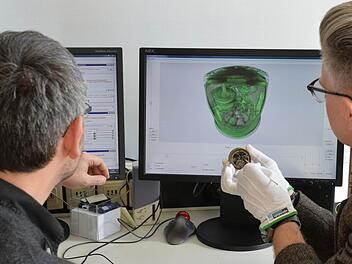 Die Computertomographie ermöglicht den Blick ins Innere, ohne die Uhr zerlegen zu müssen. Foto: Ronald Rinklef