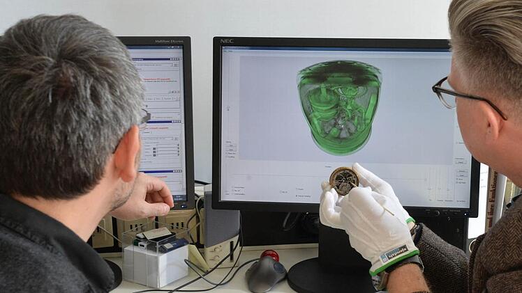 Die Computertomographie ermöglicht den Blick ins Innere, ohne die Uhr zerlegen zu müssen. Foto: Ronald Rinklef