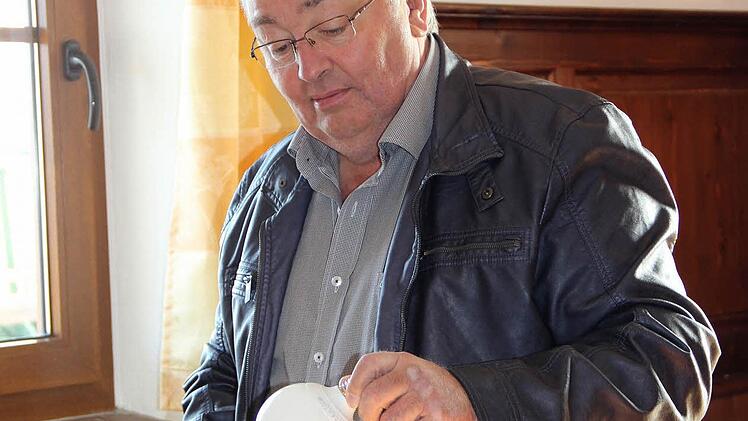 Günter Seidel, künftiger Wirth im "Bärenstübla" in Zultenberg, räumt aus und kontrolliert die letzten Arbeiten, dann kann es losgehen. Foto: Katharina Müller-Sanke