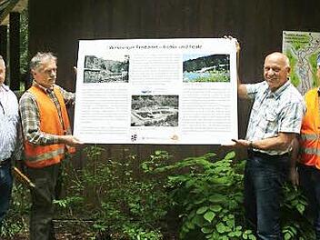 Gemeinsam präsentieren (von links) Raimund Schramm von der Gästeinformation Wirsberg, Bauhofleiter Helmut Goller, Bürgermeister Hermann Anselstetter und Bauhofmitarbeiter Karl Moritz die neue Informationstafel "Wirsberger Freibäder - früher und heute", die ihren Platz am Musikpavillon im Schorgasttal hat. Foto: Klaus-Peter Wulf
