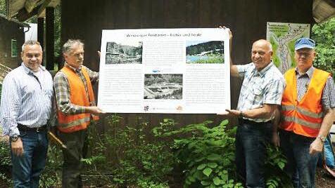 Gemeinsam präsentieren (von links) Raimund Schramm von der Gästeinformation Wirsberg, Bauhofleiter Helmut Goller, Bürgermeister Hermann Anselstetter und Bauhofmitarbeiter Karl Moritz die neue Informationstafel "Wirsberger Freibäder - früher und heute", die ihren Platz am Musikpavillon im Schorgasttal hat. Foto: Klaus-Peter Wulf