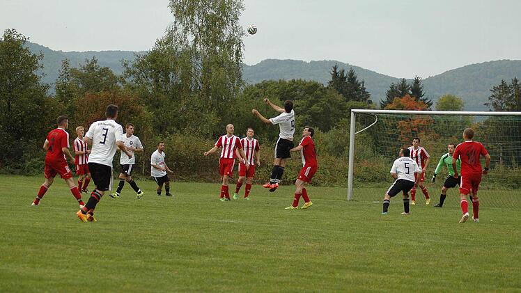 Wildfleckens Patrick Schmidtke versucht sich per Kopf.