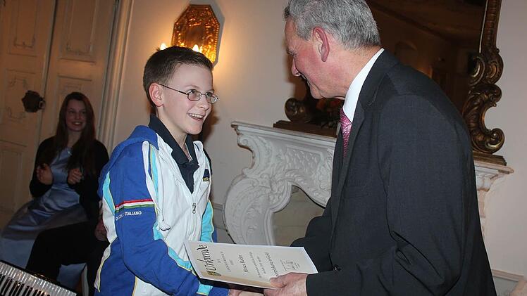 Moses Röder aus Marktrodach (links) gehörte zu den neun Sportlern, die aus der Hand von Landrat Oswald Marr die Goldmedaille in Empfang nehmen durften. Fotos: Veronika Schadeck