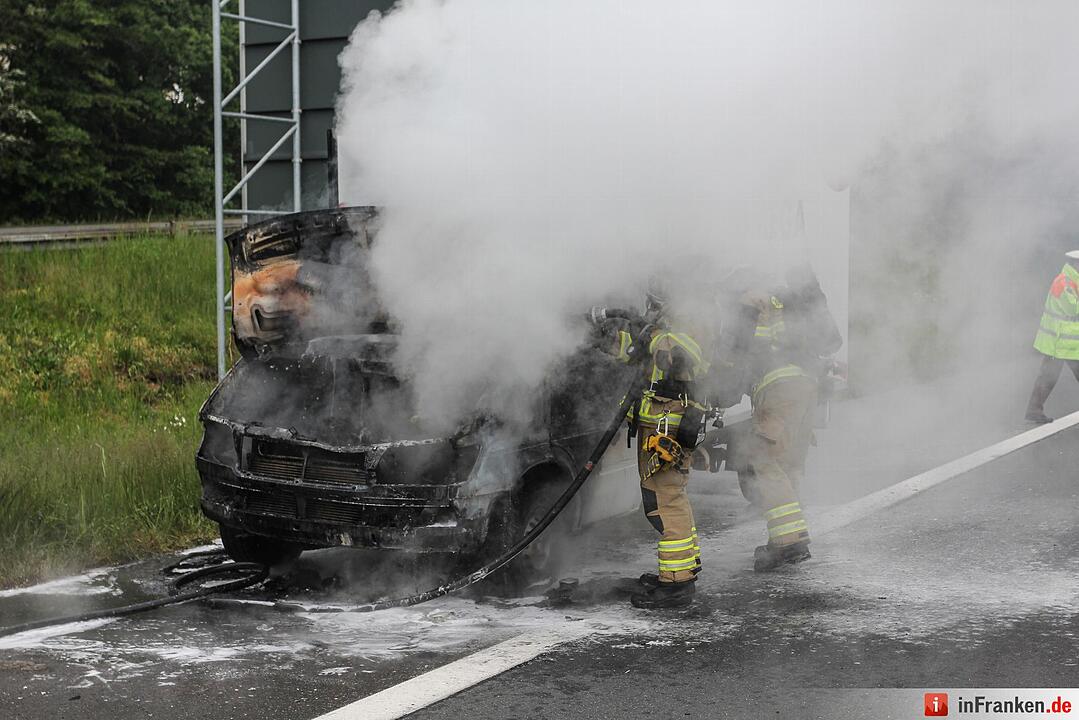 Transporter brennt auf A73 komplett aus