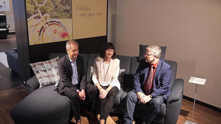 Dieter Wolf, Ute Wolf und Michael Busch beim Sofa-Gespräch. Foto: Berthold Köhler