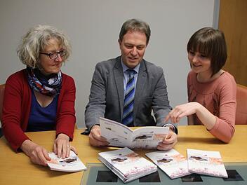 Freude über die neue Familienbroschüre: Michaela Wittmann, Landrat Klaus Löffler und Franziska Neumann. Foto: vs